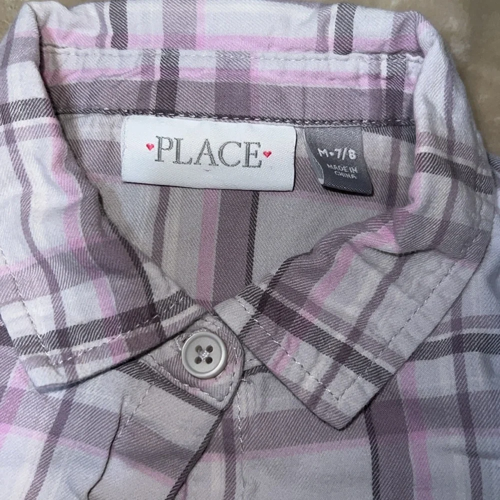 The children place plaid